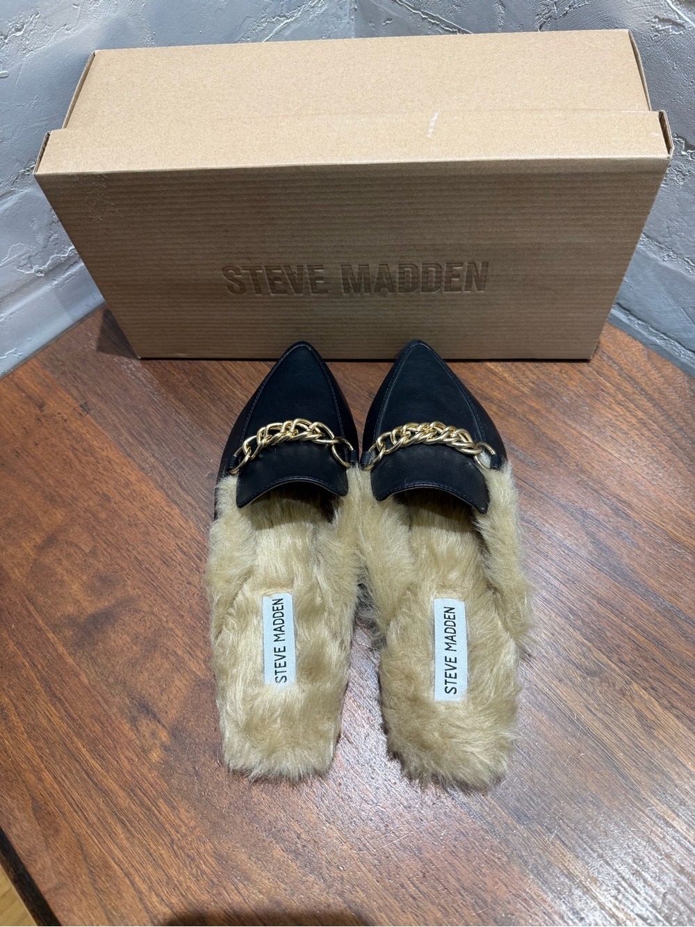 Steve Madden Black Faux-Leather Mules with Gold Chain and Cream Fur - Picture 5 of 5